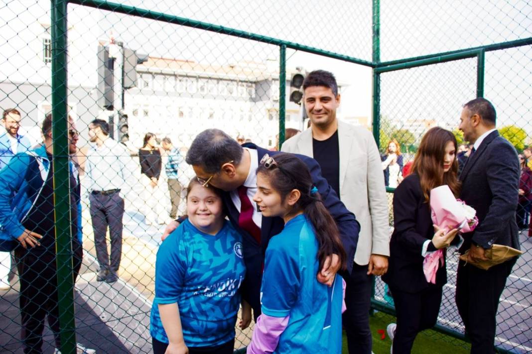 Milletvekili Serkan Bayram’dan Özel Öğrencilere Anlamlı Destek: Buğday Tanesi Halı Sahası Açıldı 6